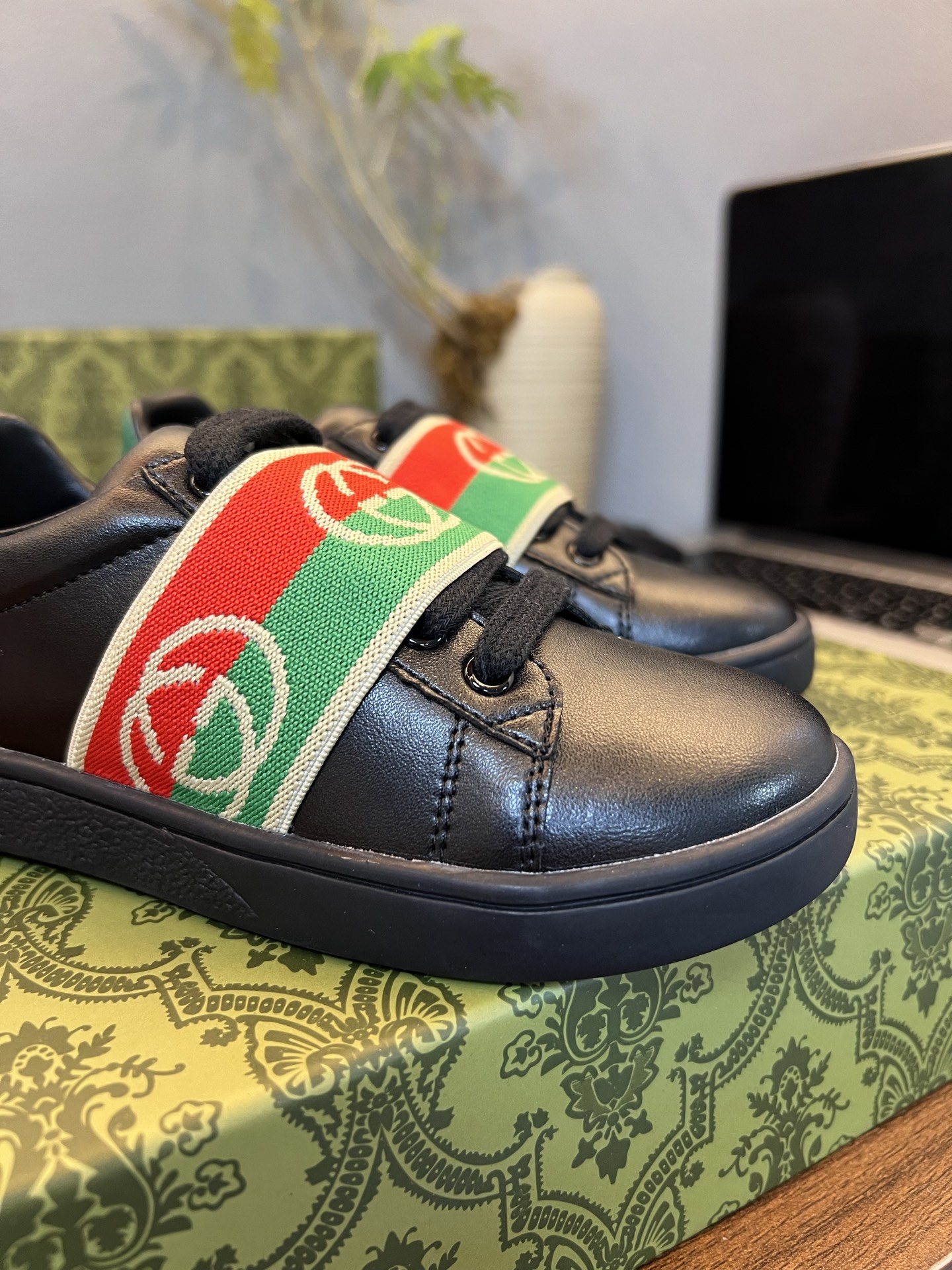 Children's shoes child